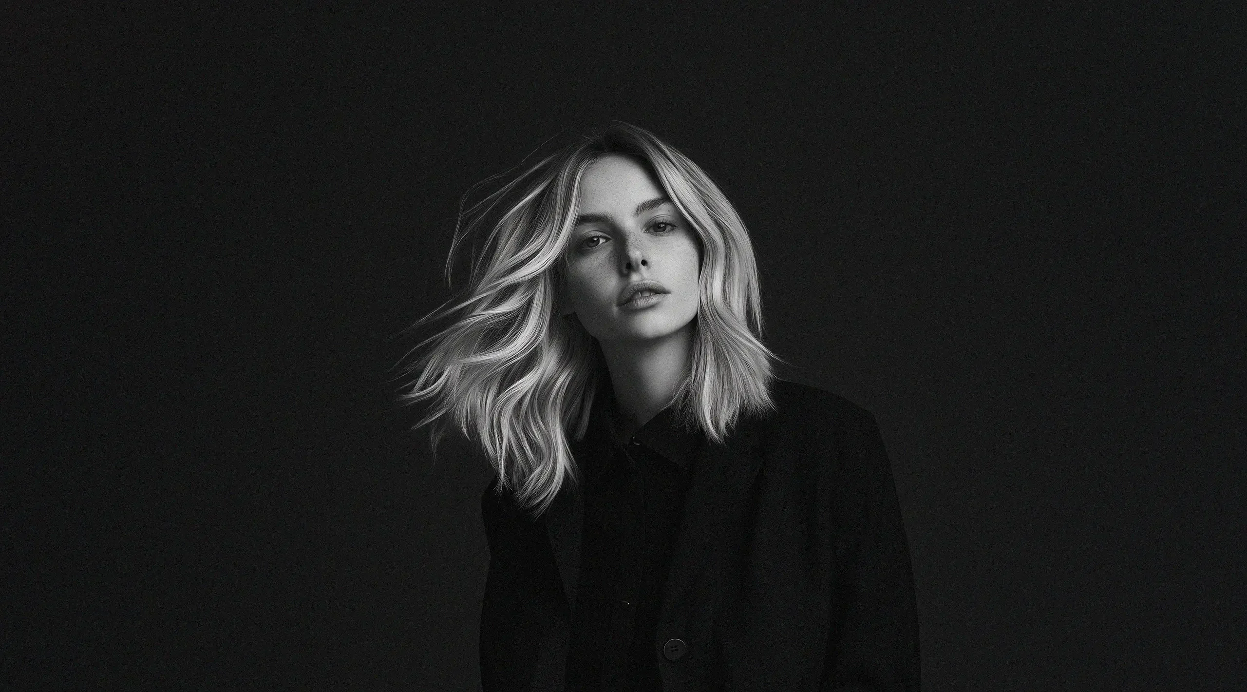 Cannes Image by notthoff La Biosthétique Friseur SW junge blonde stylische Frau mit schulter langem haar 150325